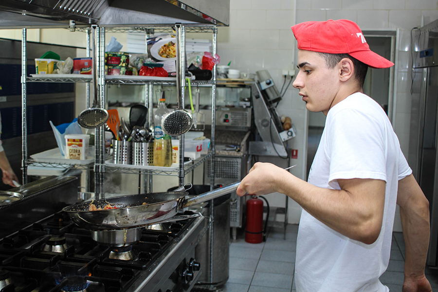 UBA-Lehrling beim kochen